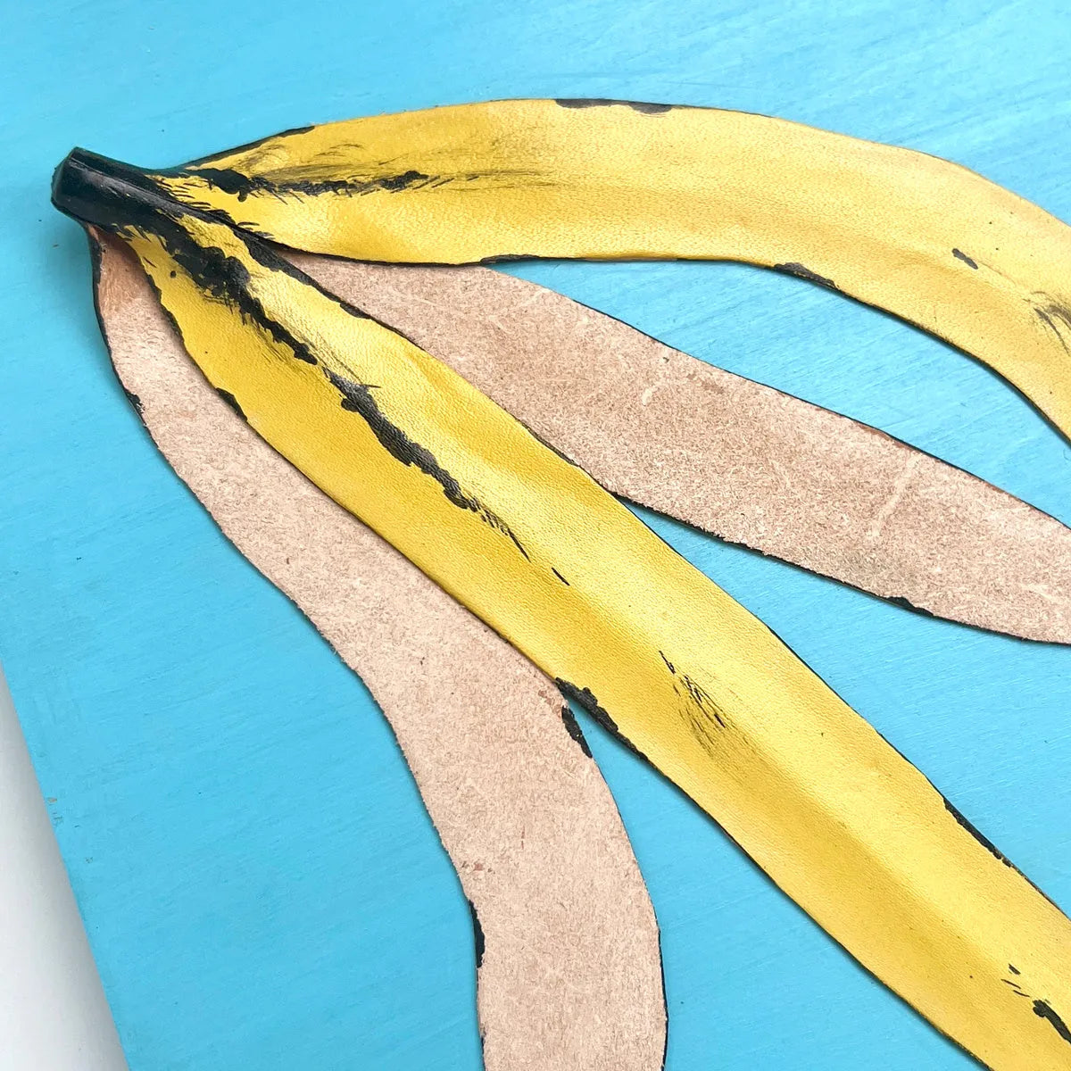 レザーのコラージュアート(バナナの皮)革 A4サイズ 木製パネル